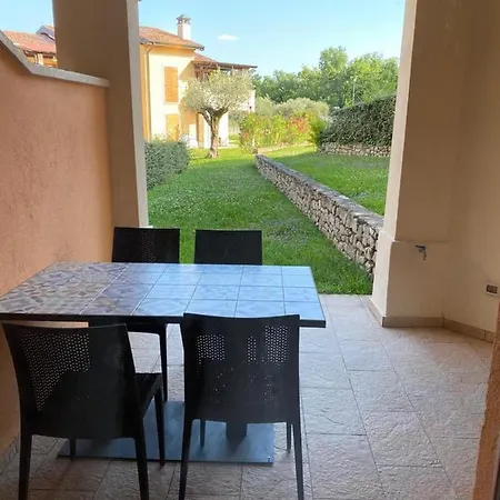 With Garden In With Pool Апартаменты Манерба-дель-Гарда