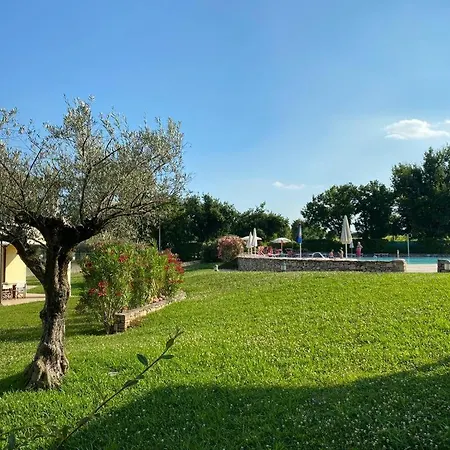 With Garden In With Pool Манерба-дель-Гарда