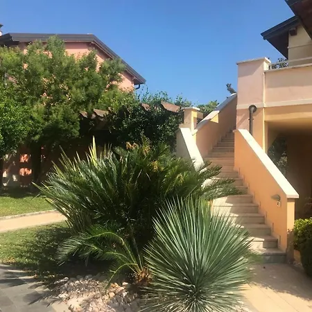 With Garden In With Pool Манерба-дель-Гарда