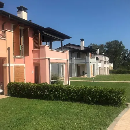 With Garden In With Pool Апартаменты *