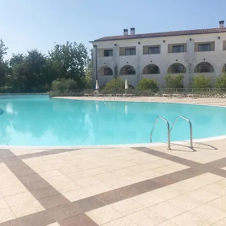 With Garden In With Pool Апартаменты Манерба-дель-Гарда