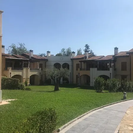 With Garden In With Pool Манерба-дель-Гарда